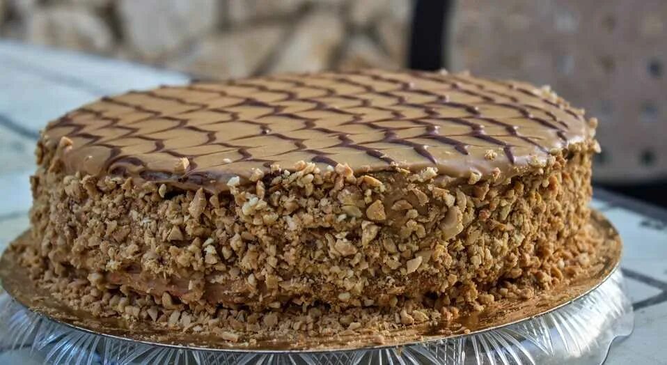 Рецепт торта с арахисом и сгущенкой. Торт арахисовая коровка. торт с арахисом и сгущенкой. торт с орехами и сгущенкой. торт с вареной сгущенкой и орехами.