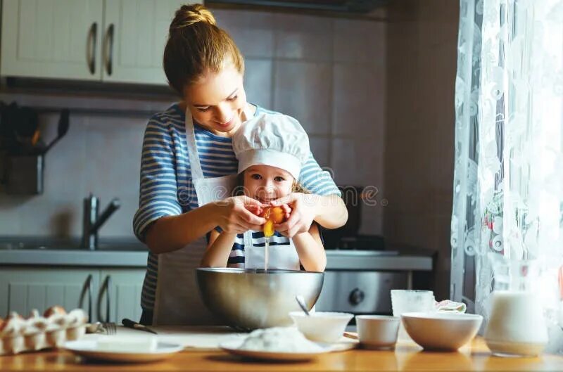 Мама с ребенком на кухне. Женщина с ребенком на кухне. Семья на кухне. Мама на кухне песня слушать. Мама на кухне песня слушать.