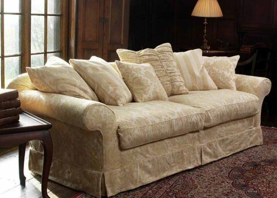 Английский диван. Диваны классика англия. Английская мебель диваны. Очень мягкий диван. Стоит диван на английском.