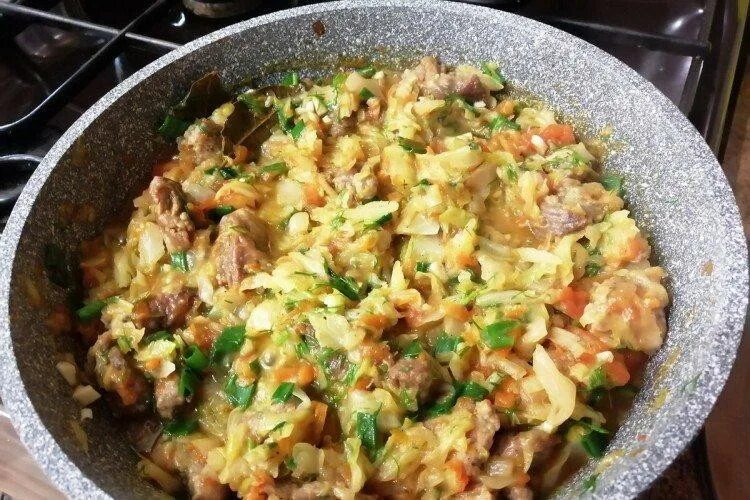 Капуста тушеная с курицей на сковороде рецепт. Тушеная капуста с мясом. Тушёная капуста с мясом на сковороде. Тушёная капуста со свининой на сковороде. Бигус на сковороде.