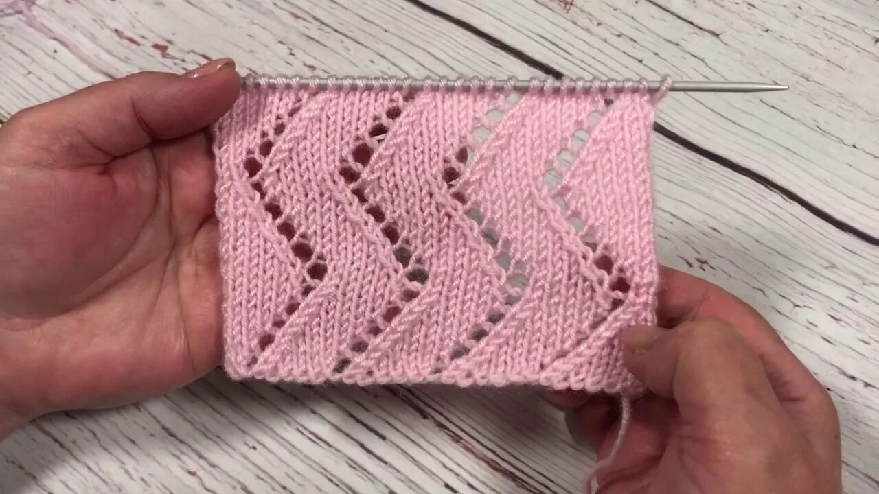 Ажурный зигзаг. Ажур спицами зигзаг вертикальный. ажурный узор спицами вертикальный зигзаг. ажурные вертикальные зигзаги спицами. узор спицами зигзаг вертикальный.