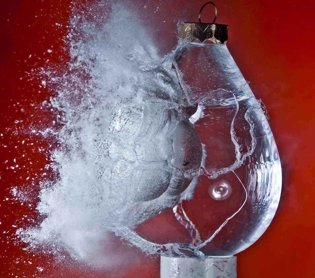 Замедленная съемка. Разбивающееся стекло. Шум разбивающего стекла. Звук разбитый стекло. Звук разбития стекла.