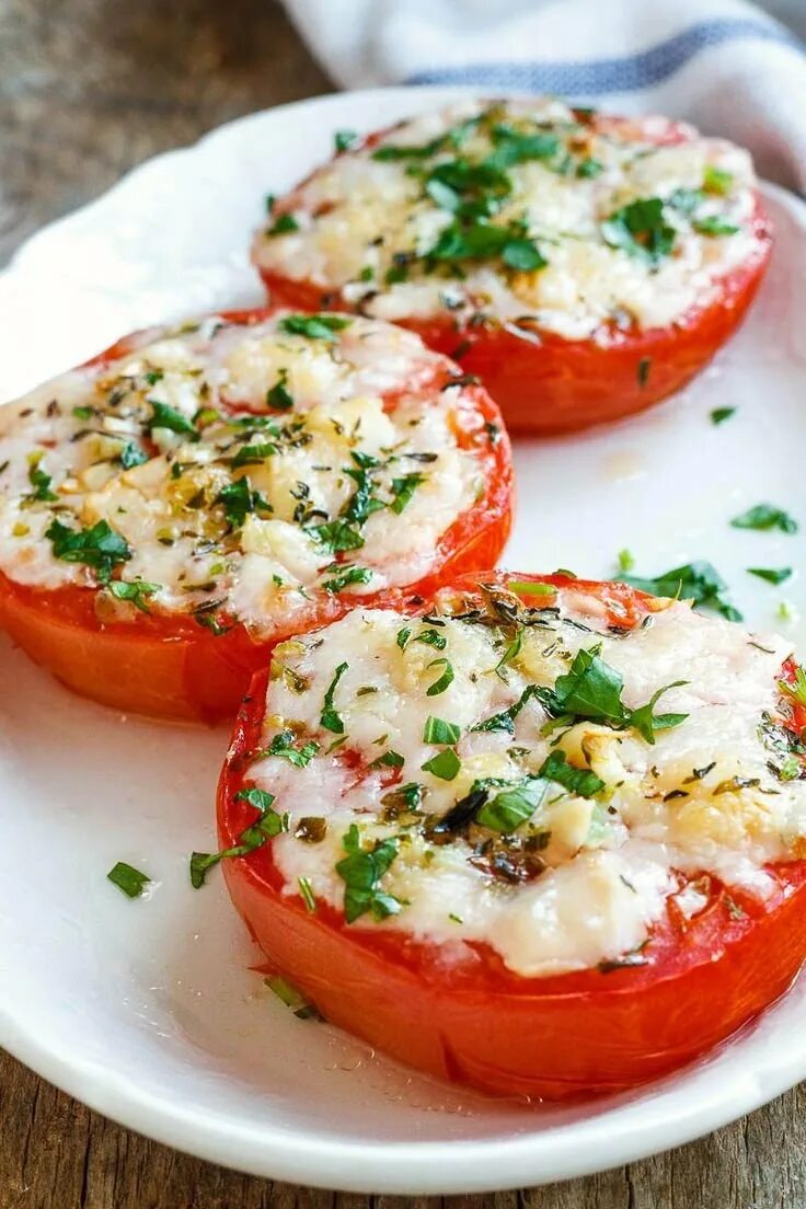 Как приготовить помидоры с сыром и чесноком. Фаршированные помидоры на закуску. помидоры фаршированные сыром. помидоры с сыром и чесноком. закуска из помидоров с чесноком.