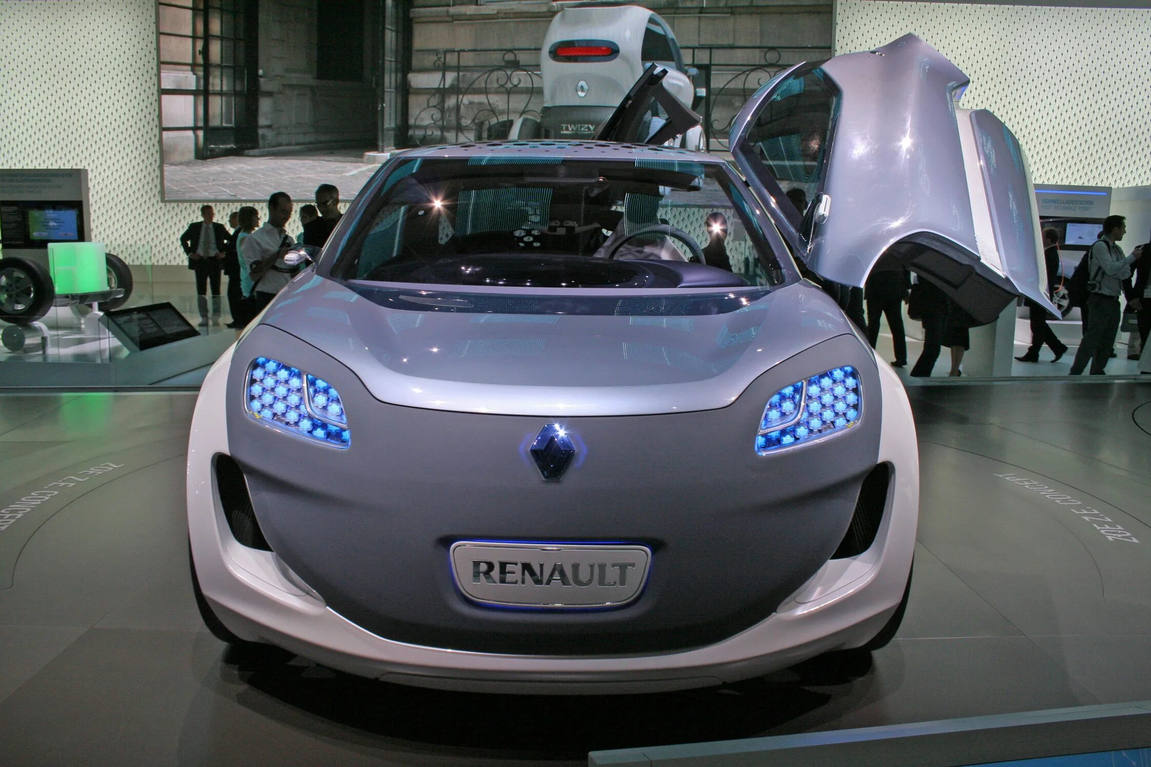 1 электронной автомобилей. Электромобиль Рено 2023. Renault Zoe 2023. LEECO электромобиль 2023. Электромобили Chery 2023.