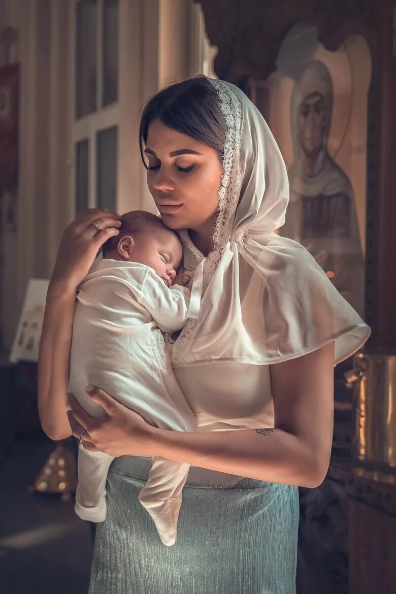 Сын крестной мамы. Женщина с ребенком. женщина с ребенком на руках. мама с ребенком в храме. образ крестной матери.