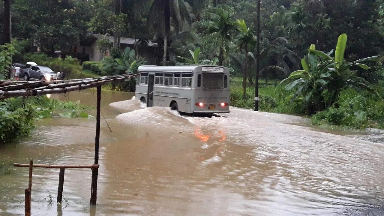 Шри ланка температура в апреле. Шри Ланка дожди. Муссоны на Шри Ланке.