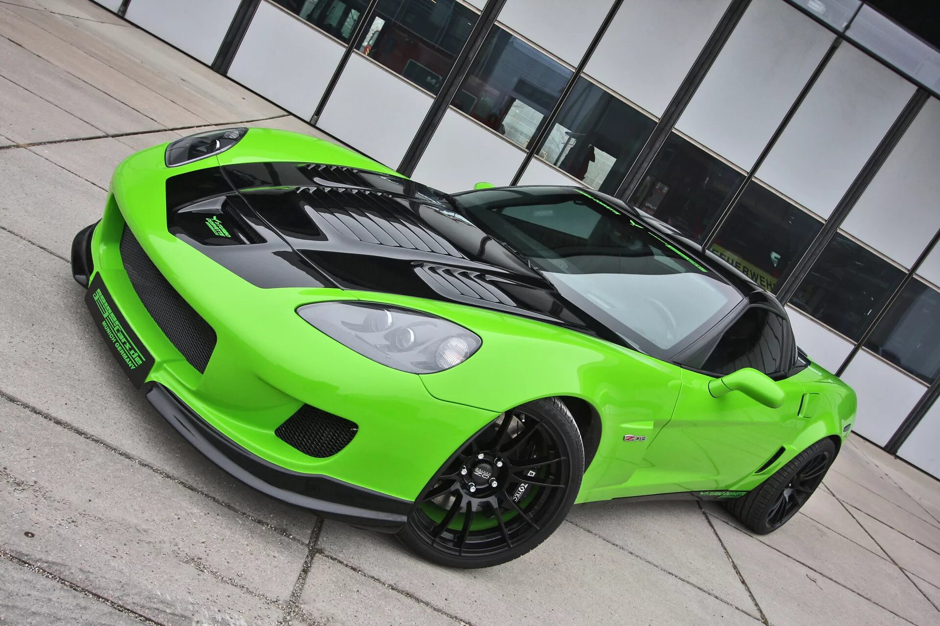 Зеленая машина фото. Шевроле Корвет зеленый. Шевроле Corvette салатовый. Corvette z6 зеленый. MCLAREN 650s салатовый.