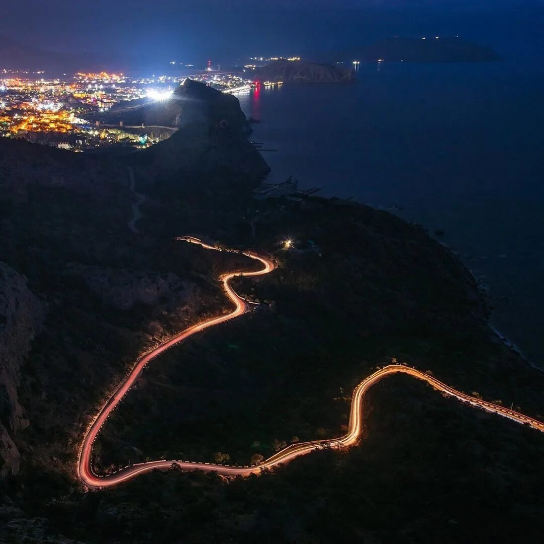 Дорога в новый свет. Крымские серпантин Судак Алушта. Серпантин Крым Судак. Ай Петри серпантин. Горный серпантин Судак новый свет.