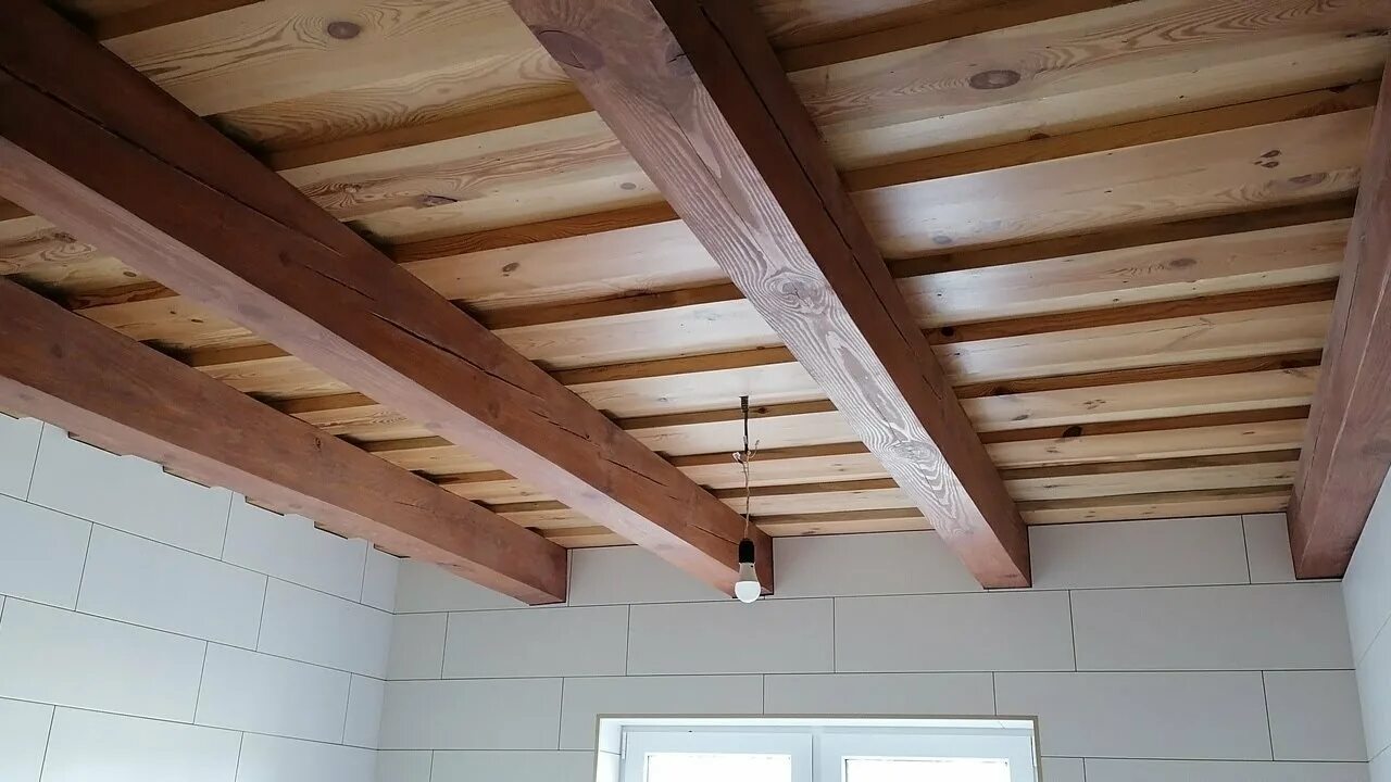 Декоративные деревянные перекрытия. Дизайнерский потолок из дерева. Декоративный брус для потолка. Ремонт деревянный потолок. Подшивка потолка по деревянным балкам доской.