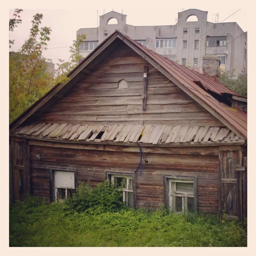 Покосившийся деревянный дом. Александр коротков нерехта. Старые вросшие в землю здания снова. Старые вросшие в землю здания снова. Дом врос в землю.