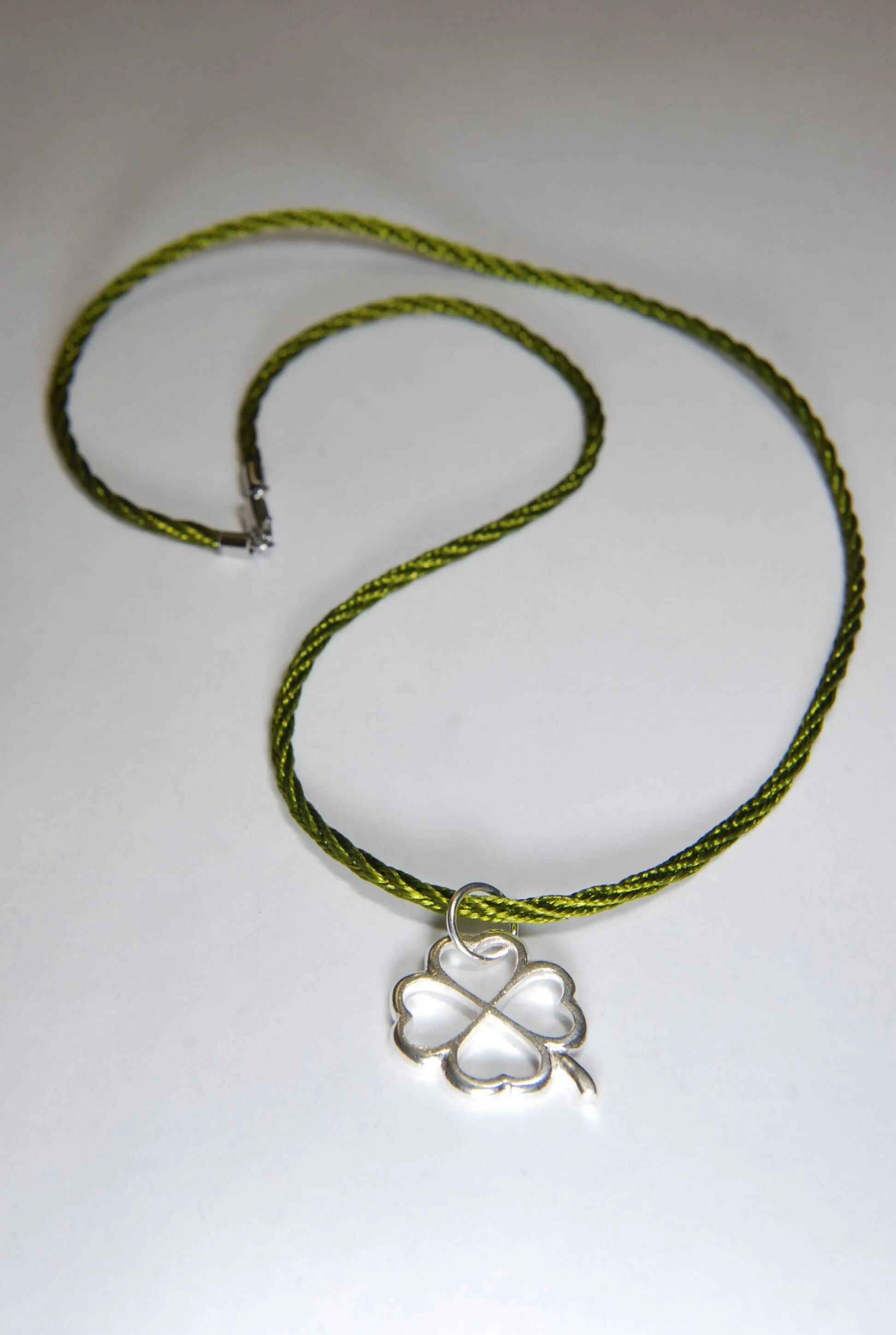 Браслеты со смыслом. Сваровски набор колье и браслет. Украшения со смыслом. Браслеты со смыслом. Кремень браслет.