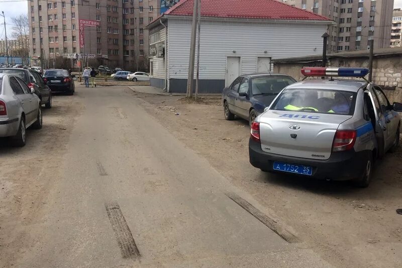 Стой машина череповец. Машины полицейские российские. Автомобиль в череповце на улице летом. Арт объекты череповца. Полицейская машина.