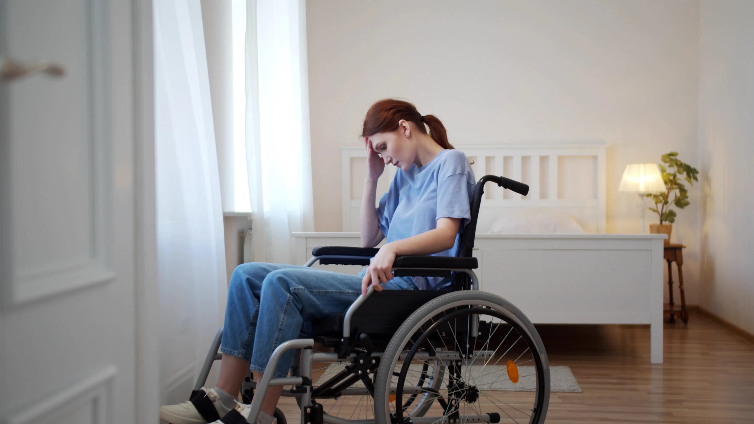 Disabled woman wheelchair. Бег на инвалидных колясках. Красивая девушка в инвалидном кресле. Disabled woman wheelchair. Disabled women.
