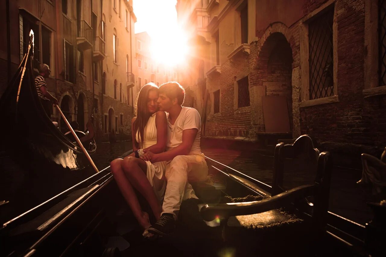 Романтика 7. Италия двое любовь. Город страсти. Италия любовь романтика. Девушка вечером в Риме.