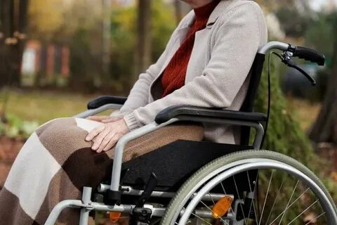 Девушка ухаживает за инвалидом