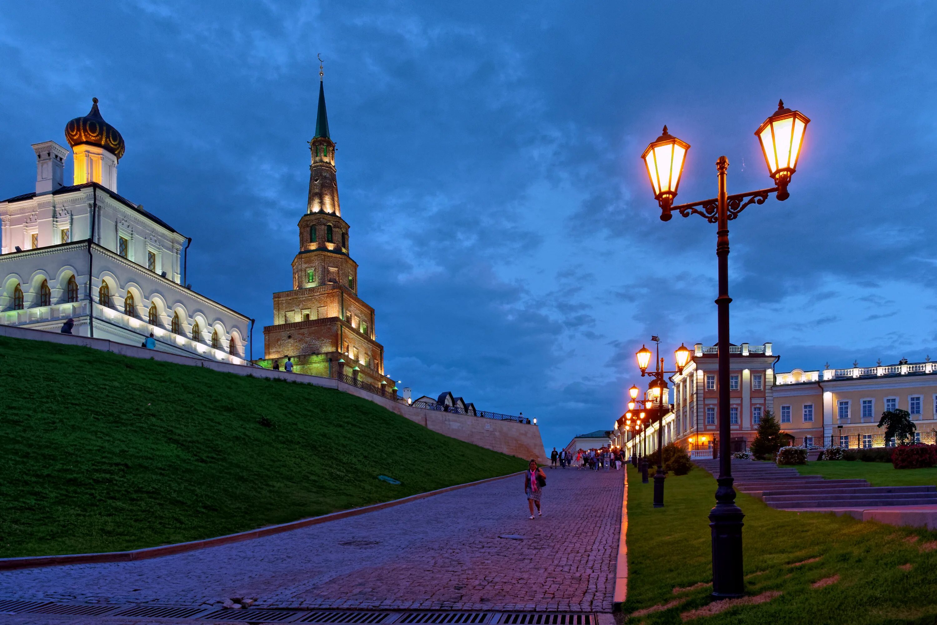 Казань вечером. Казань музей заповедник Кремля. Казань осень Кремль. Вечерний Кремль Казань. Огни Казани экскурсия.