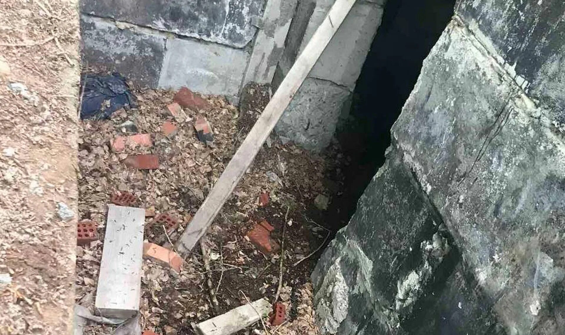 Упала в котлован. Мальчик в керчи упал в котлован. в самаре на стройке упали в котлован машины.