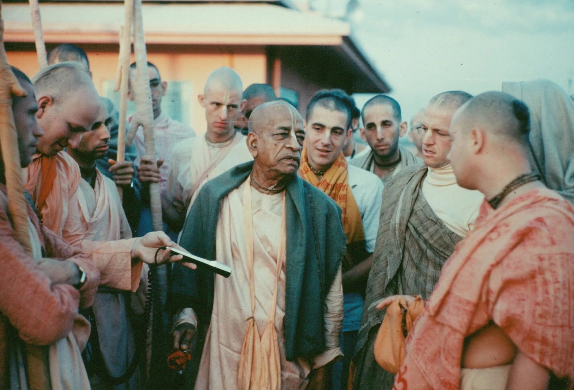 шрила прабхупада и кришна. прабхупада шикха. кришнаитский храм в сочи. процесс харе. шрила прабхупада в индии.