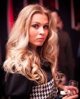 Жігіт желіде өтіп бара жатқан адамдардың көзінше көпшілік алдында мастурбация жасайды.