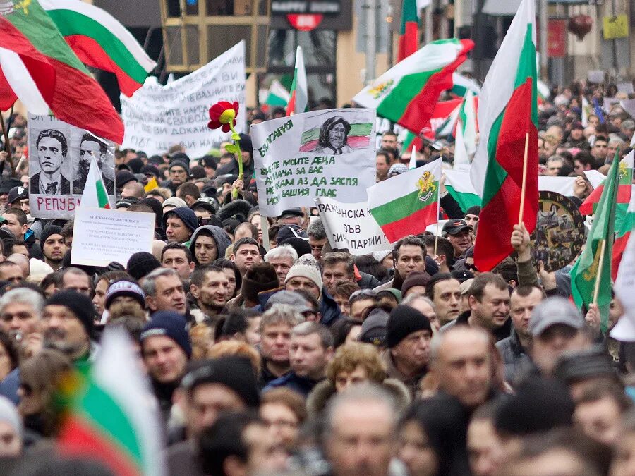 Болгария против россии. Протесты в Болгарии. Демонстрации в Болгарии. Митинг в Болгарии. Болгары протестуют.