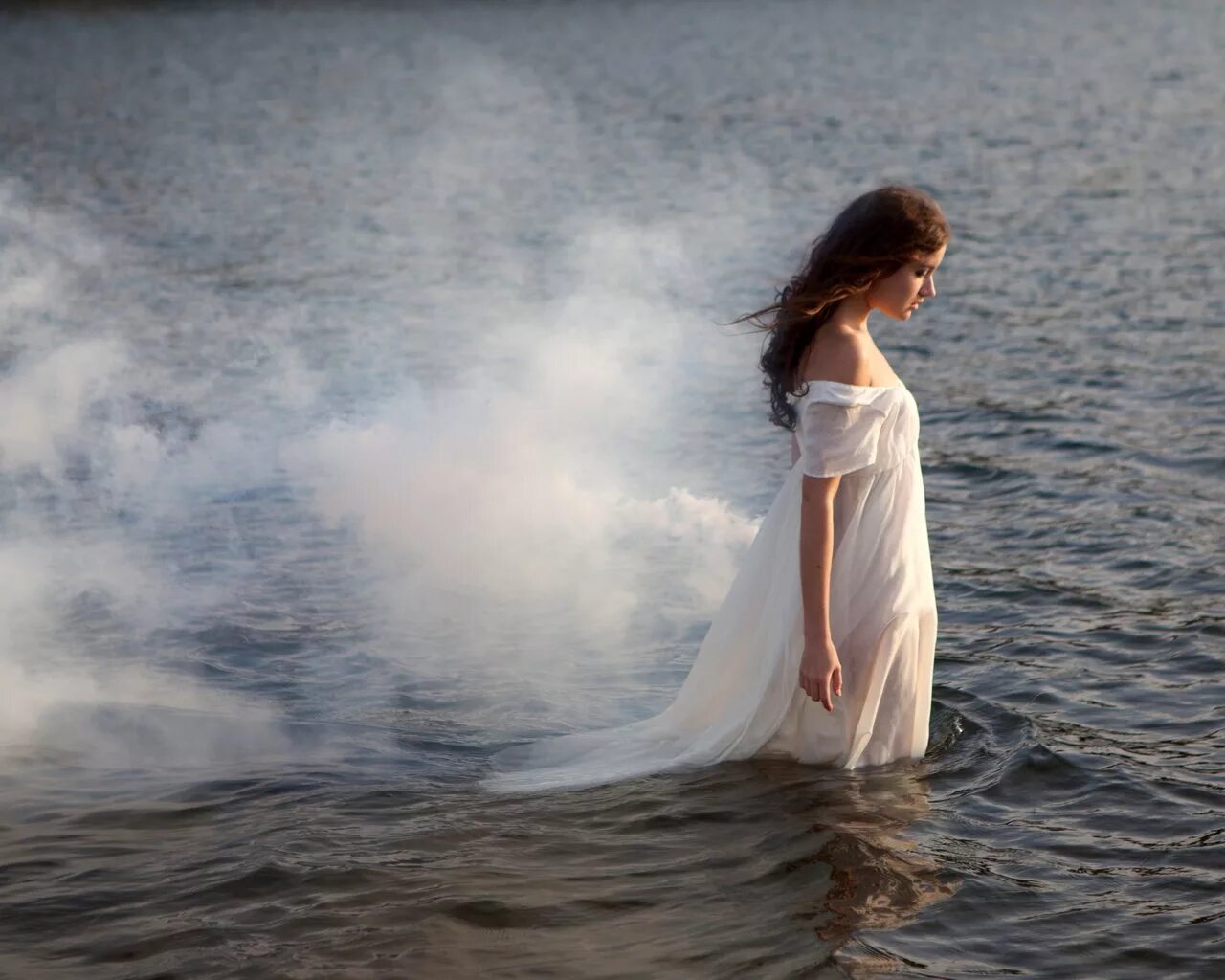 фотосессия в воде. человек плывет в море. в одежде входит в воду. в одежде входит в воду. человек плавает в воде.
