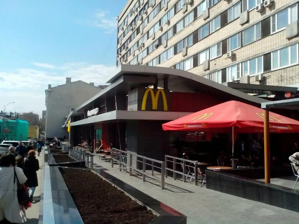 Москве макдональдсов большая бронная. Большой макдональдс в москве внутри. Макдональдс мытищи. Большая бронная 29 москва. Большая бронная 29 вкусно и точка.