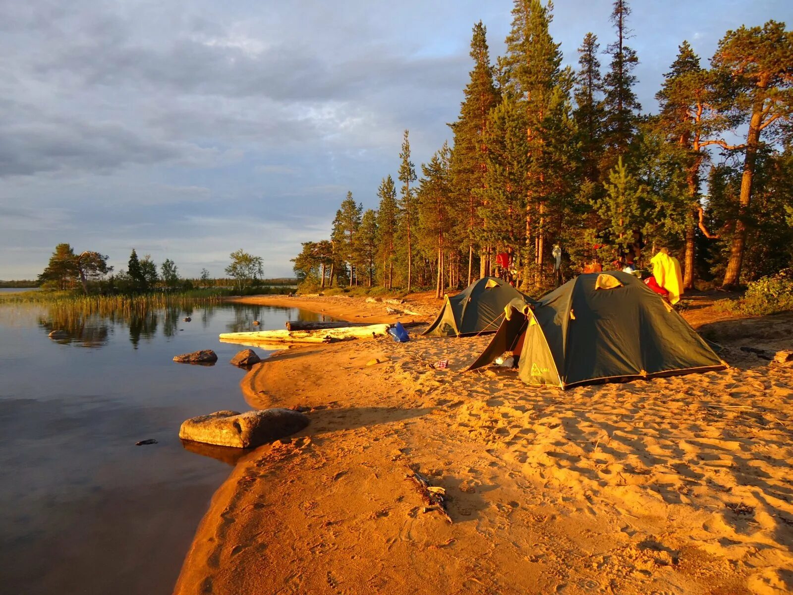 Russian camping. Гирвас Карелия кемпинг. Сплав по реке Умба Карелия. Карелия Онежское озеро палатки. Карелия Онежское озеро кемпинг.