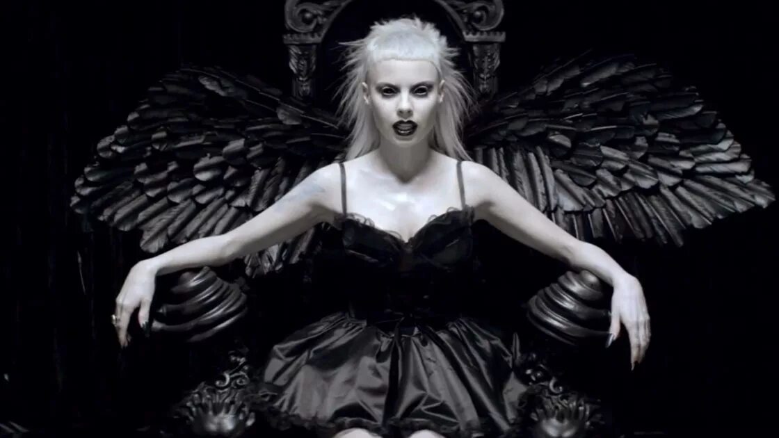 Группа die antwoord. Йоланди фиссер и кара делевинь. Йоланди фиссер группа. Ugly boy. Футболка loathsome.