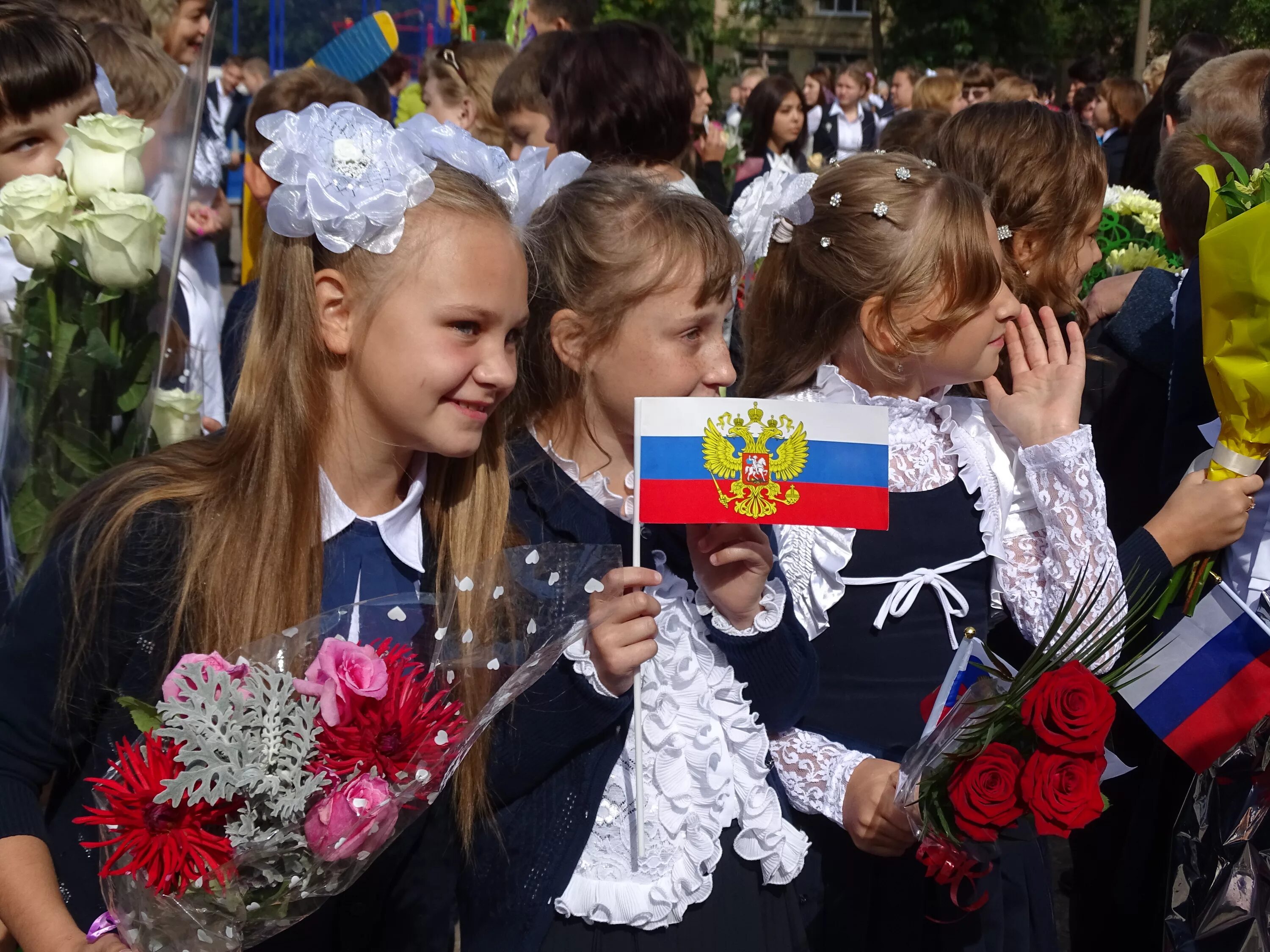 Школу в россии заканчивают. Линейка в школе. Школьники на линейке. Школьники 1 сентября. Школа в России 1 сентября линейка.