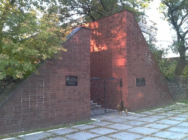 шахта 4 4 бис. шурф шахты 4-4/бис в донецке. шахта 4/4 бис в донецке. мемориальный комплекс шахты 4/4 бис. шахта 4 4 бис.