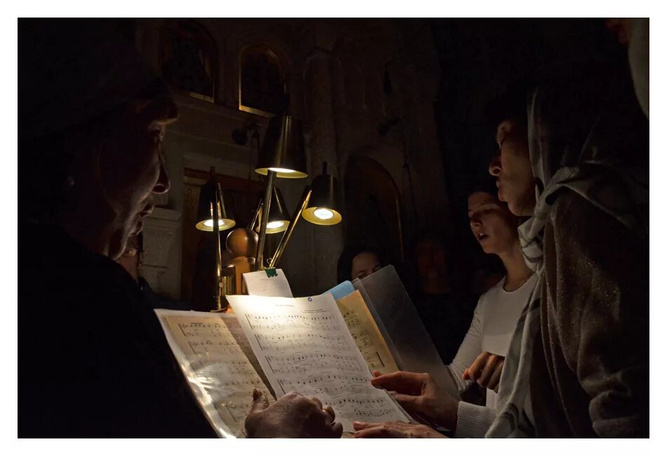 Церковный хор на клиросе. Монастырки на клиросе. Певчие на клиросе. Клирос в церкви. Клирос в храме картинки.