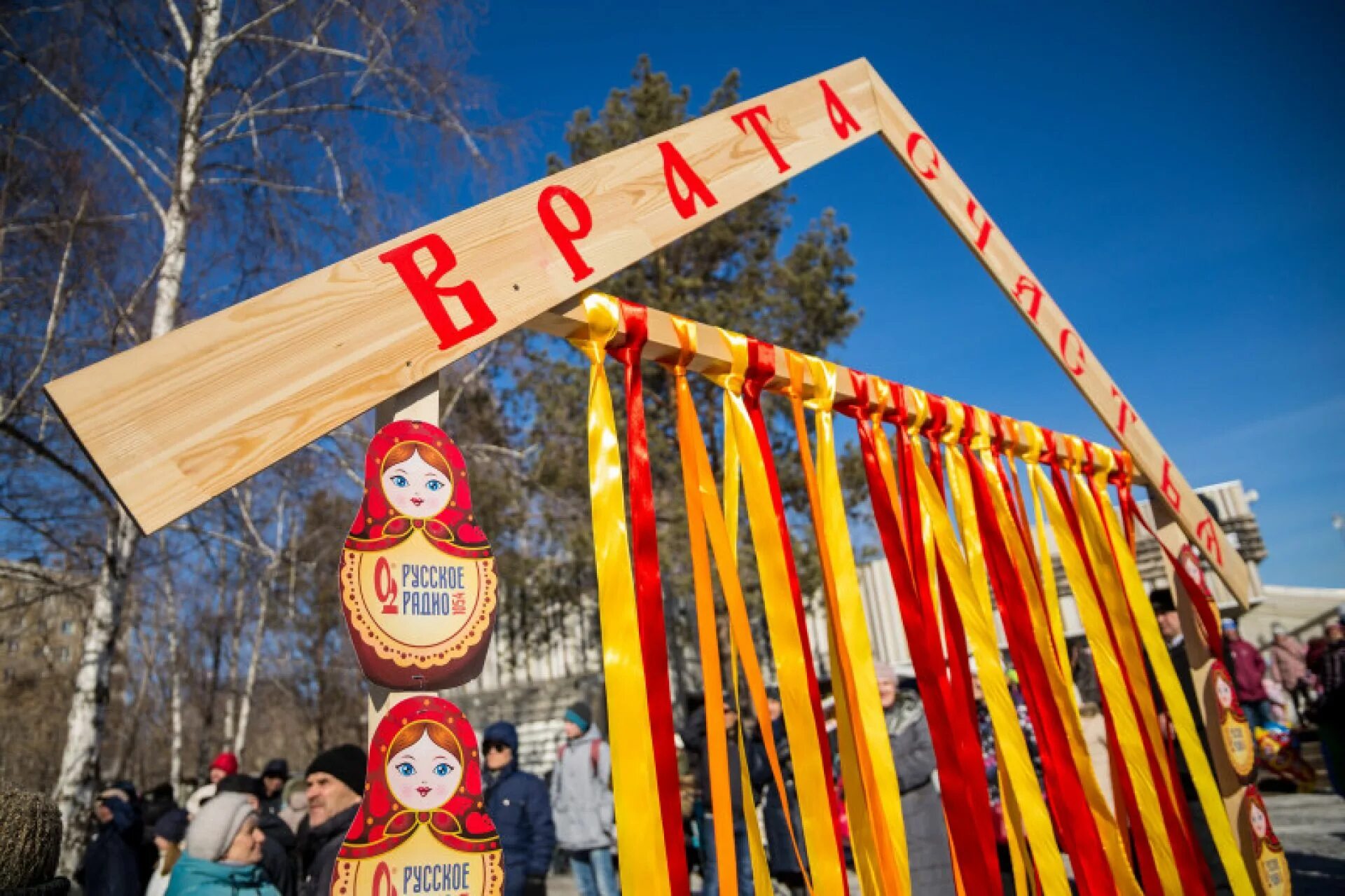 Карусель с ленточками на масленицу. Карусель на масленицу. Палка с лентами на масленицу. Ленты на масленицу. Масленичная карусель.