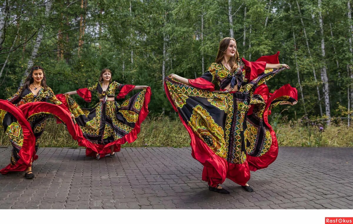 цыганский танец. цыганка танец. цыганский ансамбль табор. цыганские пляски. цыгане танцуют.