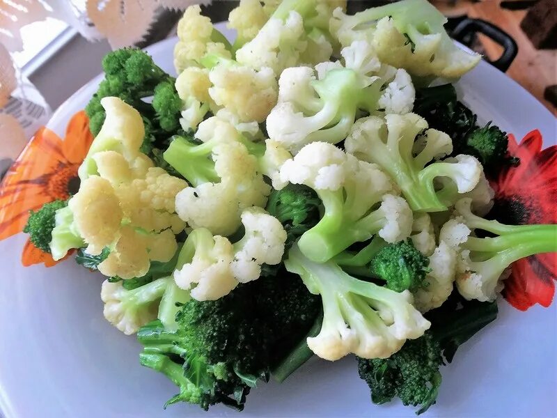 Рецепт брокколи фасоль цветная капуста. Капуста брокколи. Цветная капуста. Салат с брокколи. Овощи цветная капуста брокколи.