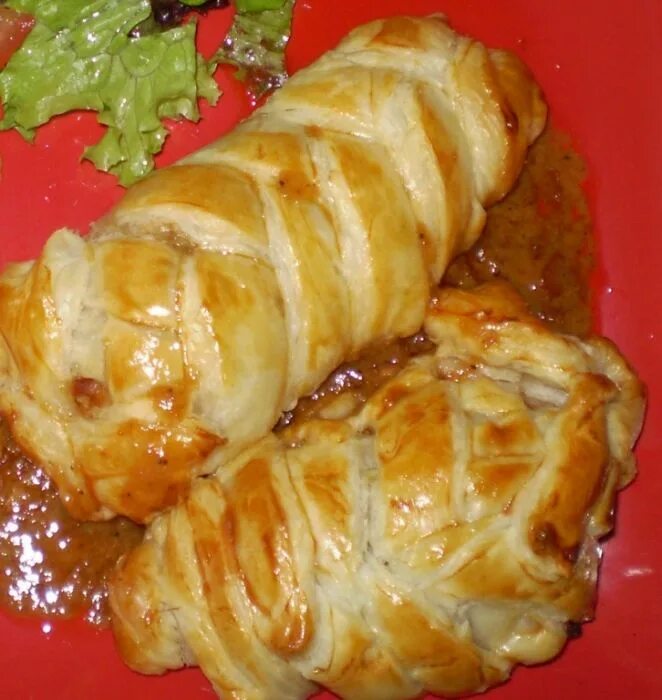 Грудки в тесте. Грудка в тесте в духовке. Кусочки курицы в слоеном тесте. Рулет из курицы в тесте. Грудка в тесте в духовке.