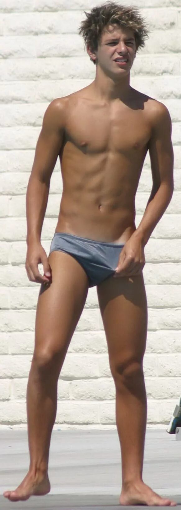 Стояк подростка фото. Спидо бойс bulge. Grey speedo. Спидо бойс 14 bulge. Красивые мальчики в плавках.