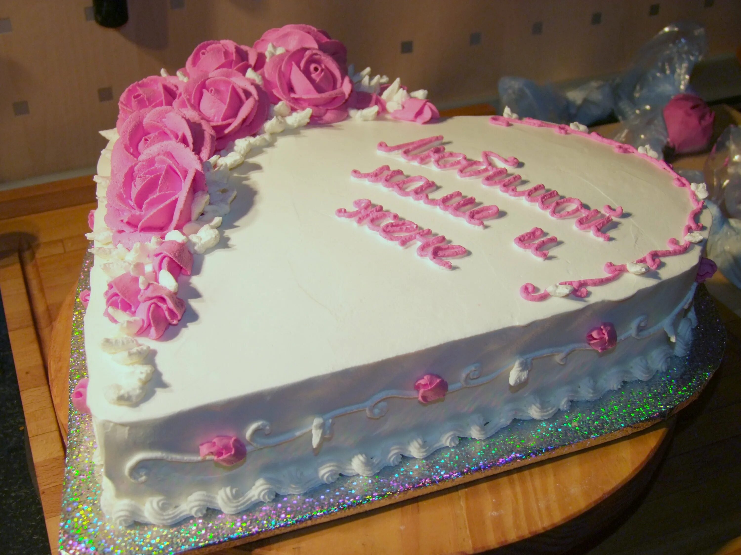 Украшение торта с надписью. Красивые надписи на торт. Надпись с днём рождения на кремовом торте. Надпись на торт маме. Торт с приездом