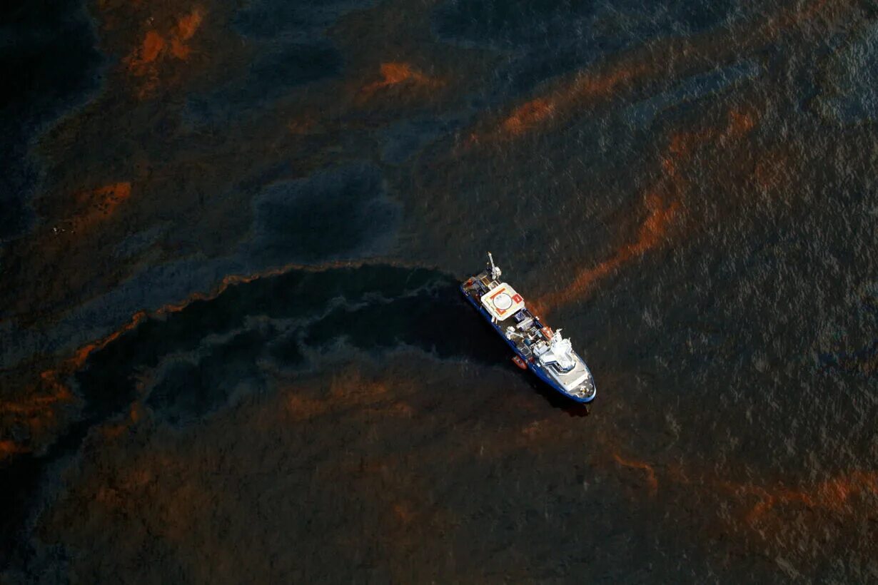 Какие ископаемые в мексиканском заливе. Мексиканская катастрофа разлив нефти. Разлив нефти в мексиканском заливе 2010. Deepwater Horizon разлив нефти. Нефтяное пятно в мексиканском заливе 2010.