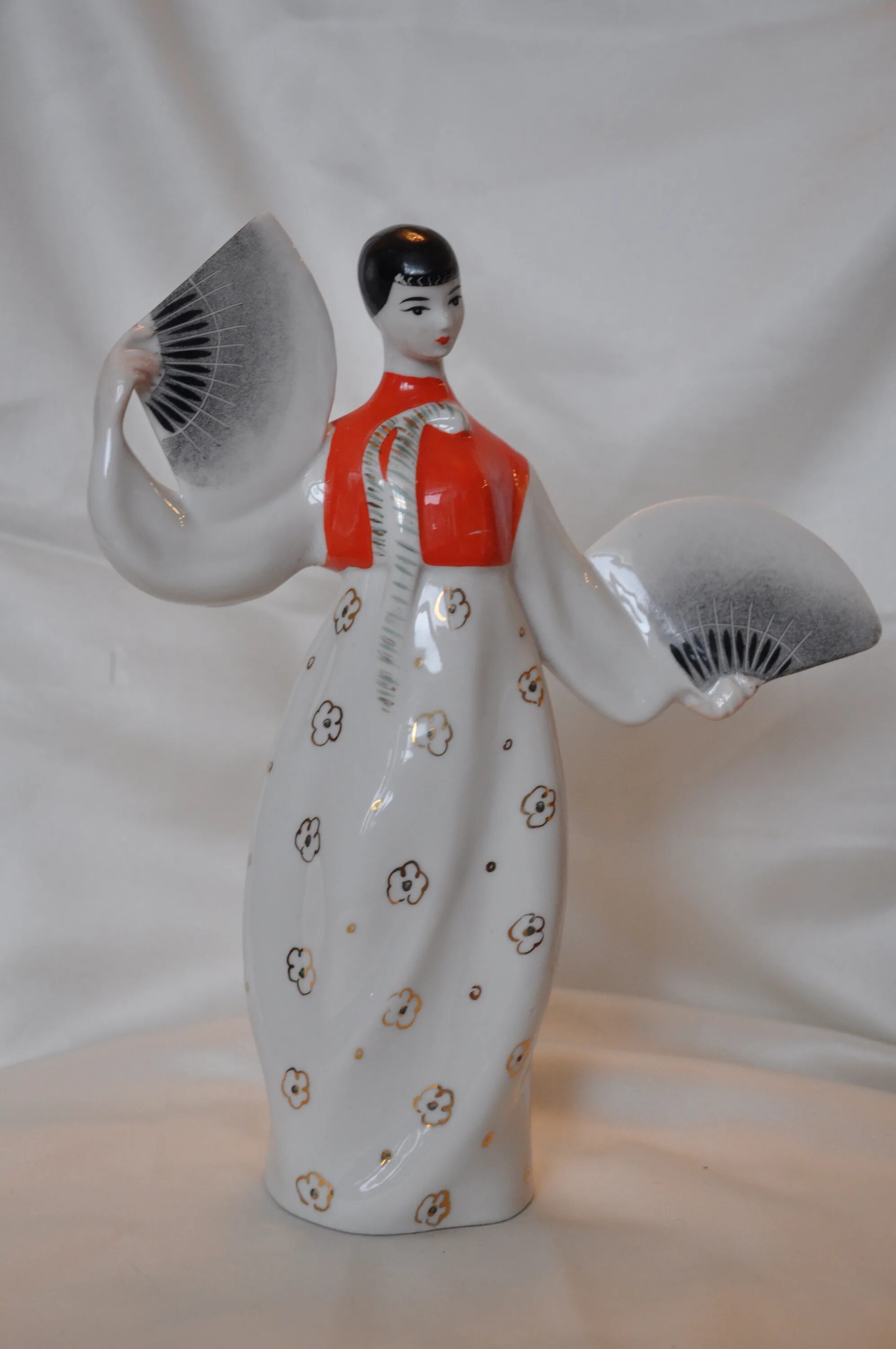 статуэтки китайцы с коромыслом. статуэтка с веерами. фарфоровая статуэтка кореянка с веерами. фарфоровая фигурка гейша лфз. статуэтка китаянка с веером.