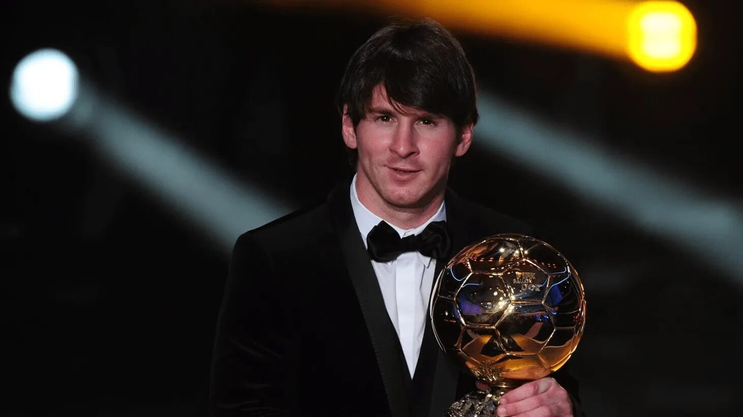 Сколько раз месси выигрывал. Месси золотой мяч 2010. месси 8 золотой мяч. messi ballon dor 2009. messi 2011 ballon d&#039;or.