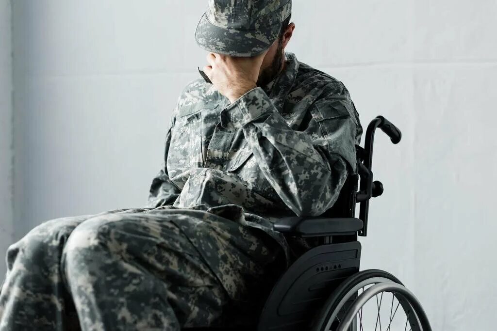 Инвалидное кресло военные.