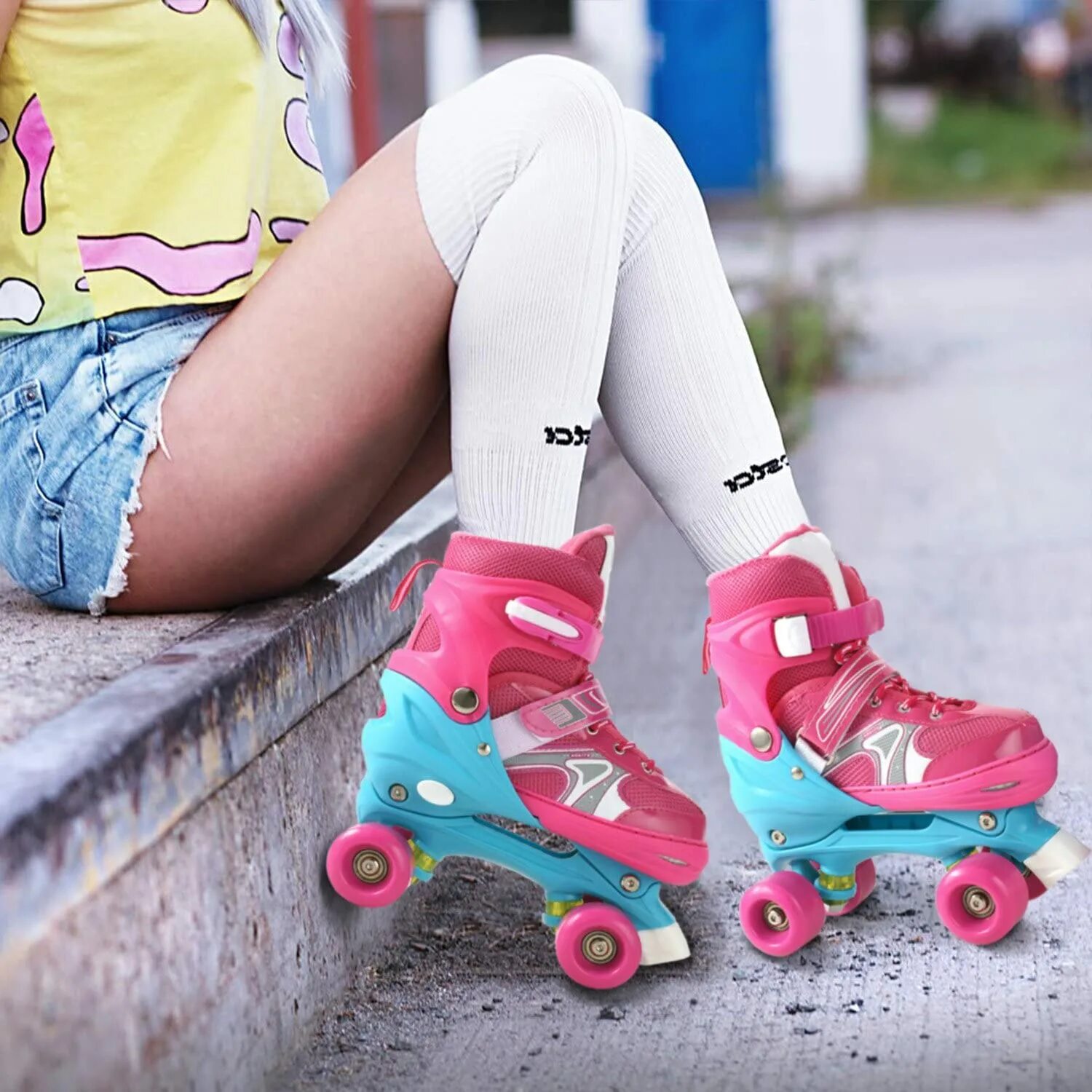 Кататься на роликовых коньках. Роликовые коньки на улице. Катание на роликах. Девушка в платье на роликах. Катание на роликовых коньках.