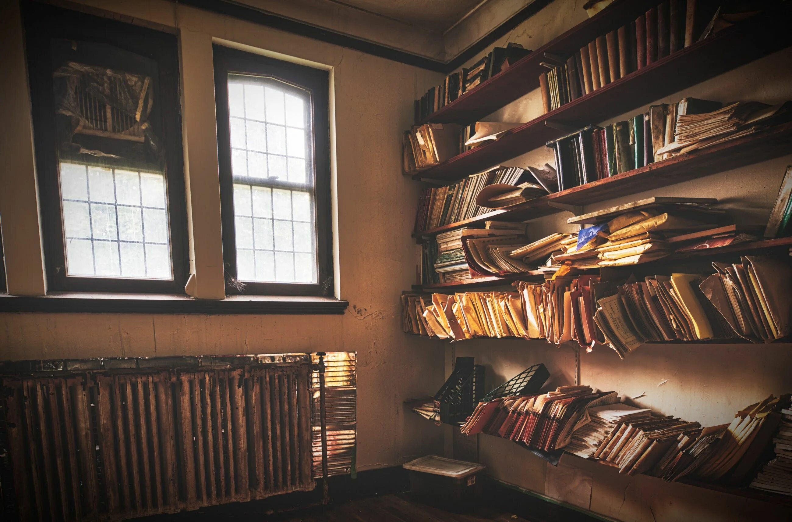 Сортировка книга. Полки для книг. книжные полки с книгами. стеллажи для книг в библиотеку. комната с книжными полками арт.