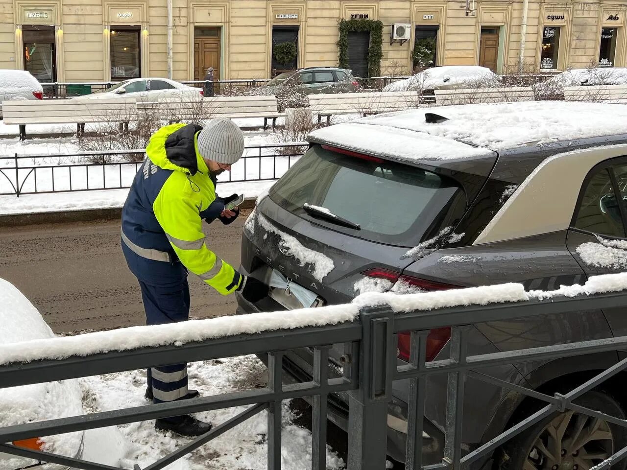 Парковка спб новости. Припаркованная машина. Парковка. Парковка автомобиля. Машины платной парковки СПБ.