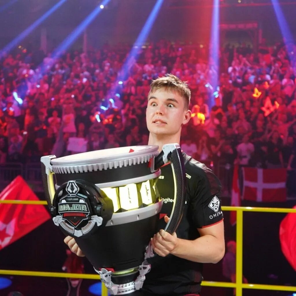 Dev 01. Dev1ce astralis. астралис дота 2. dev1ce с кубком. девайс киберспортсмен.