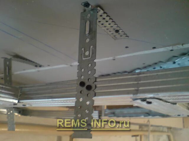 Закладные в металлопрофиль для гкл. Подвес потолочный для гипсокартона. Подвес регулируемый для потолка из гкл. Если не хватает длины прямого подвеса. Сапог из профиля для гипсокартона.