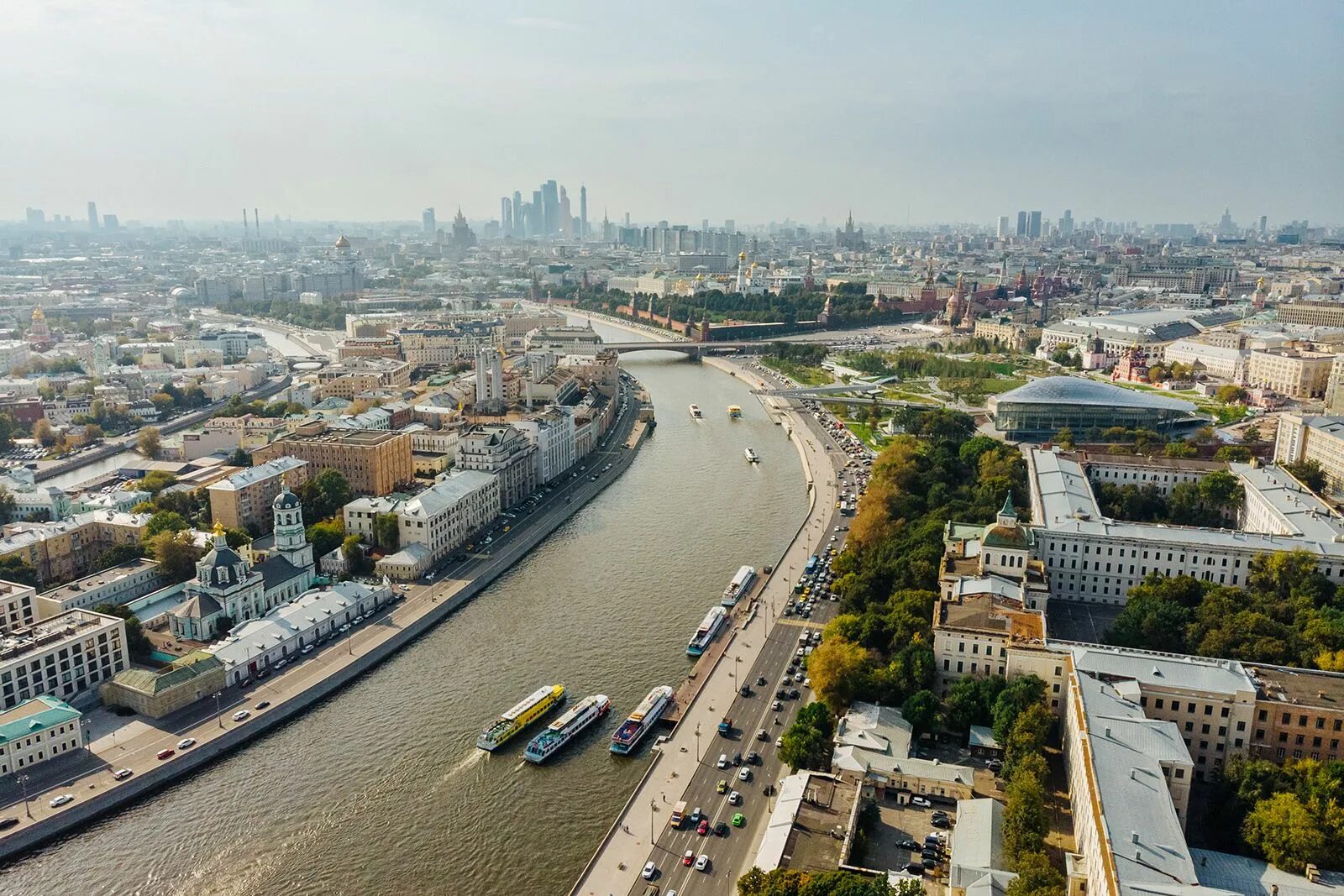 Центр Москвы. Российский город. Благоустройство Москвы. Дом на набережной в Москве. Свежесть москва