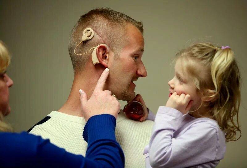 Глухонемой отец. Инвалиды по слуху. Люди с нарушением слуха. Родители и глухие дети. Инвалиды с нарушением слуха.