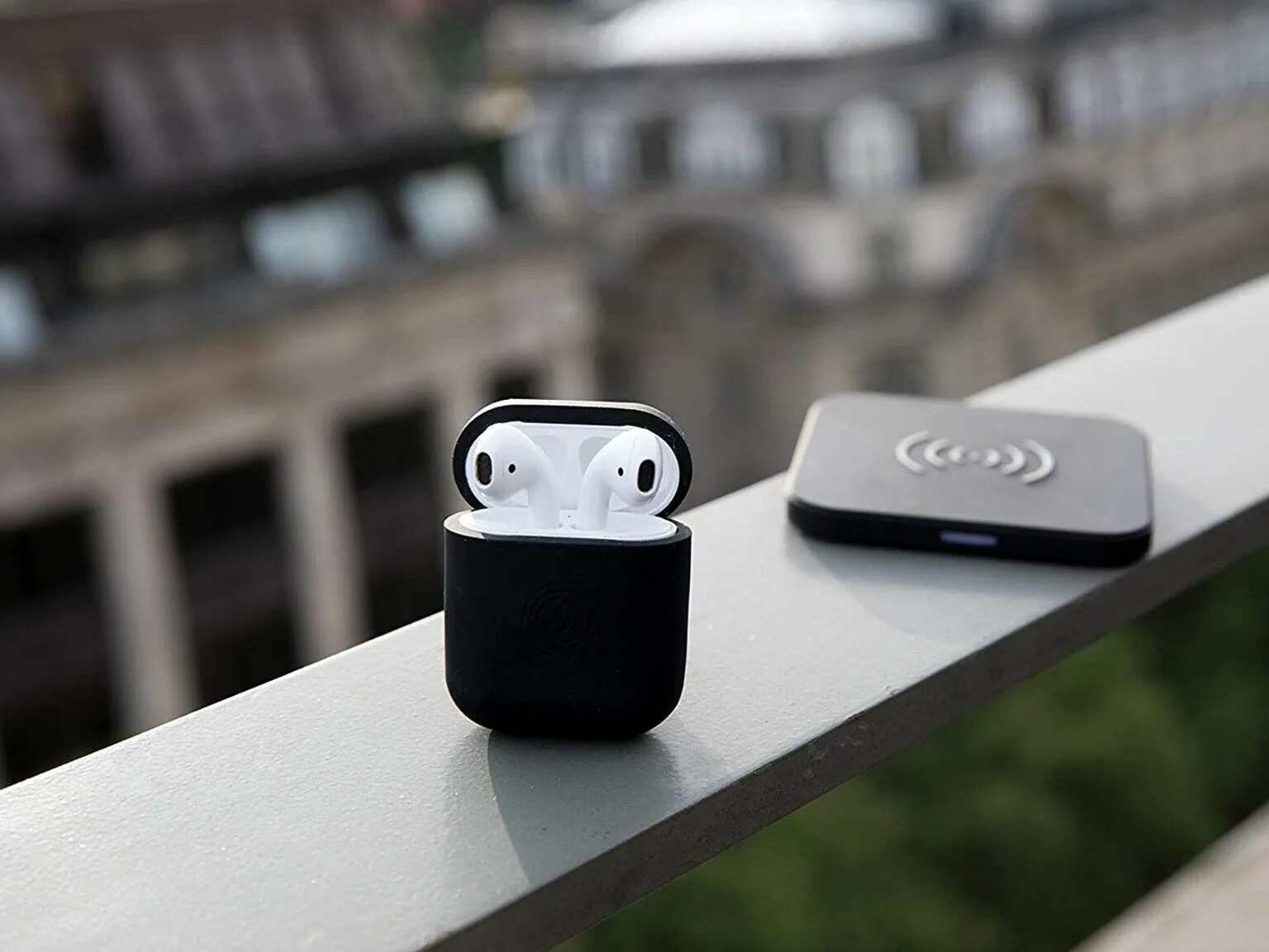 Работа airpods. Арподс 2. Аксессуары для Apple AIRPODS Max антикраж. Black Apple AIRPODS. AIRPODS Pro with Wireless Charging Case.