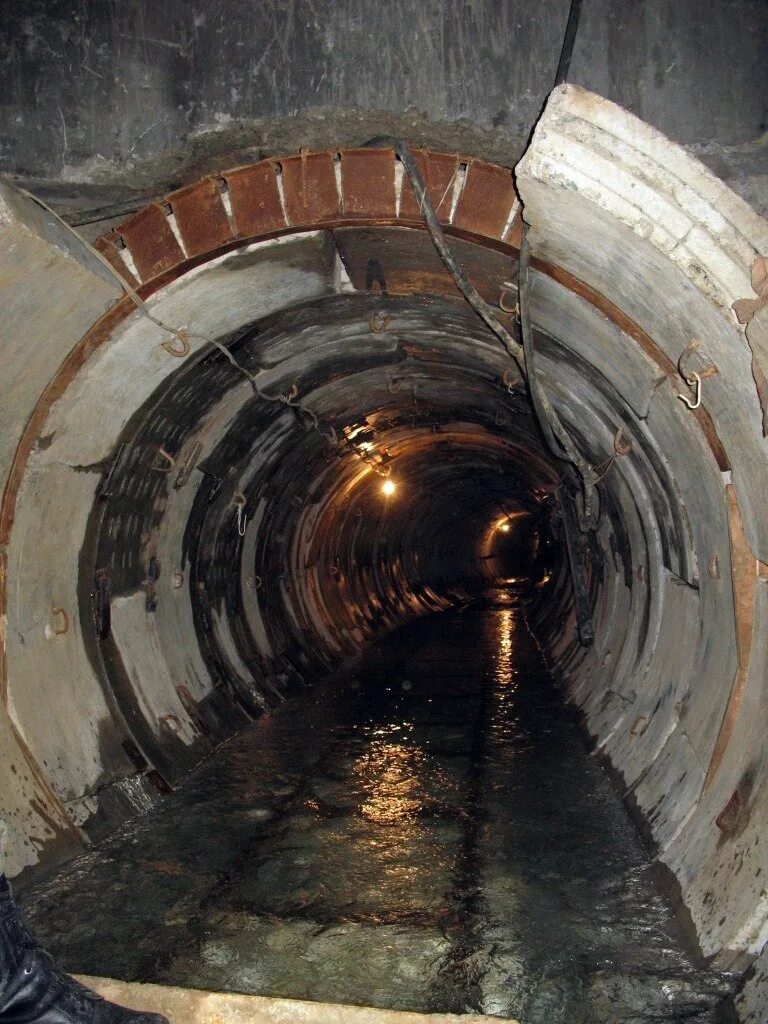 самотечный канализационный коллектор. канализационные туннели. тоннельный канализационный коллектор. самотечный канализационный коллектор. коллектор что это такое.